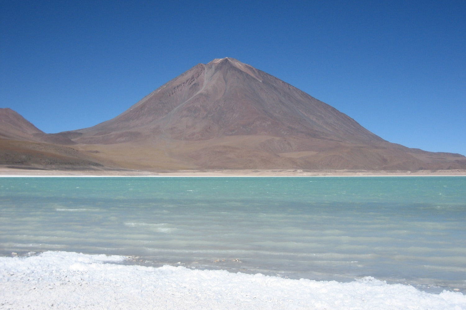 Green Lagoon in Sud Lipez with a sky blue.