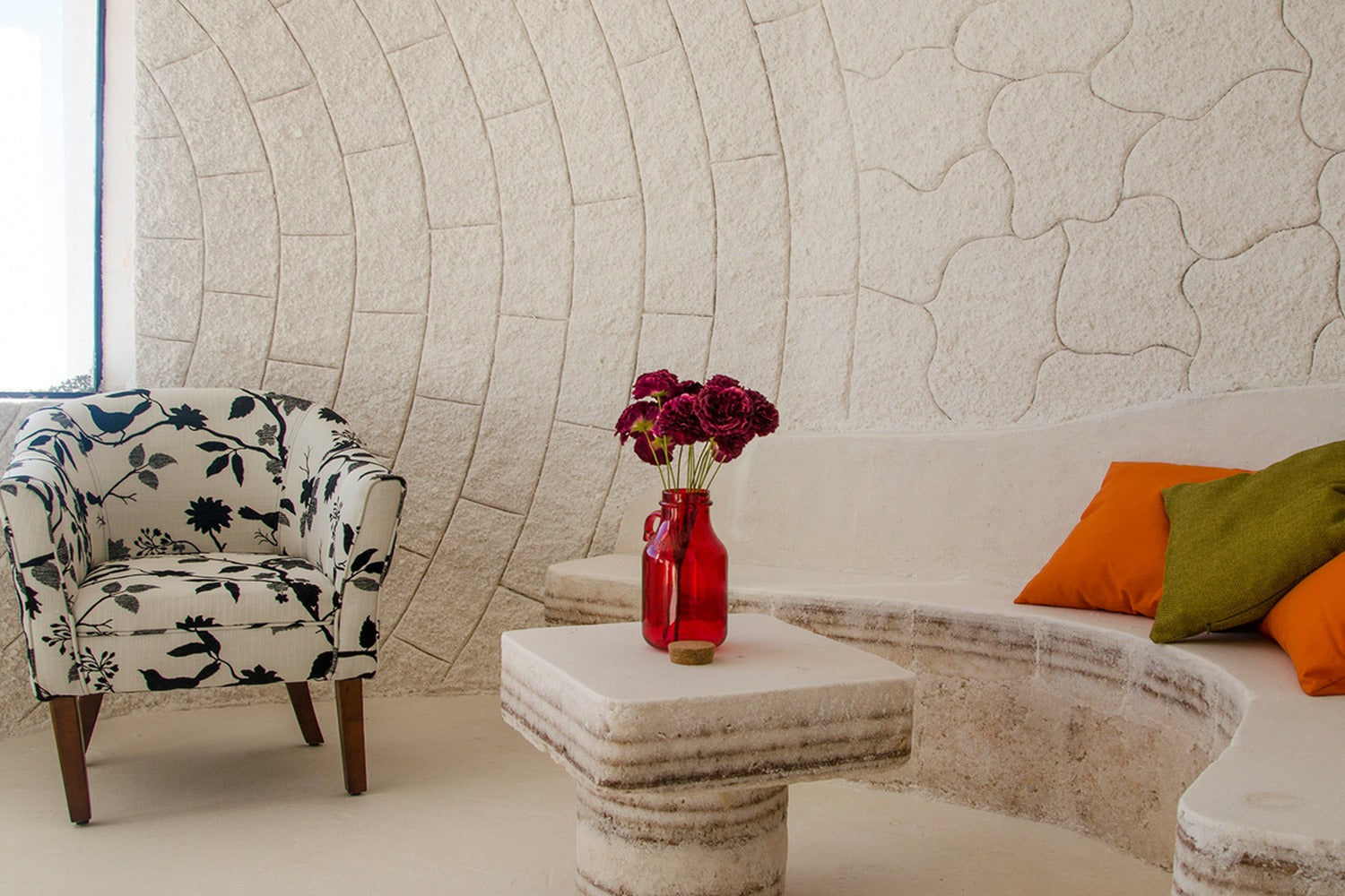 Cozy interior space of a salt hotel inspired by the natural shapes of the Uyuni Salt Flats, combining comfort, art, and contemporary Andean architecture.