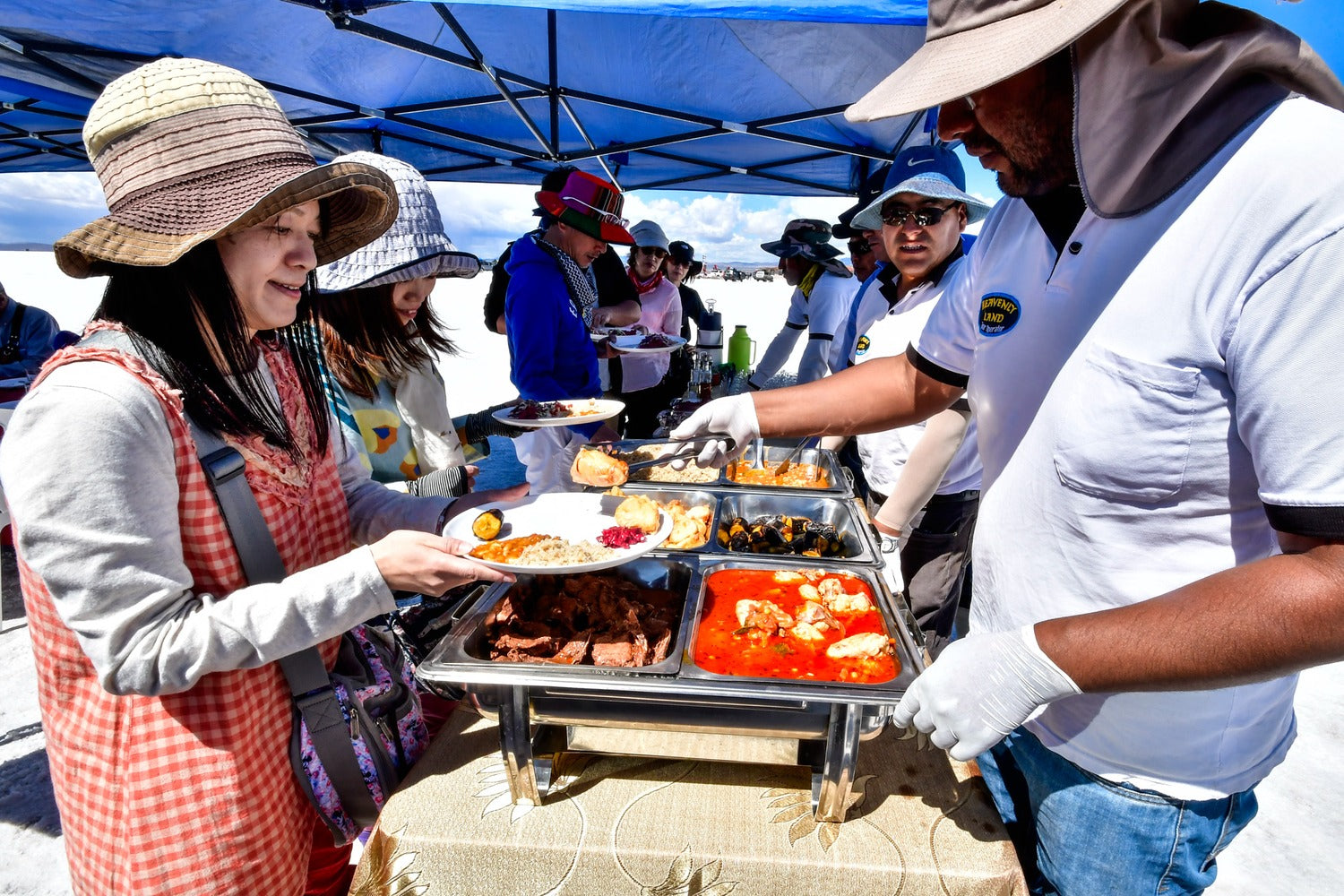 Buffet lunch service in the heart of the Uyuni Salt Flats, where travelers enjoy an exclusive culinary experience in one of the world’s most extraordinary landscapes.