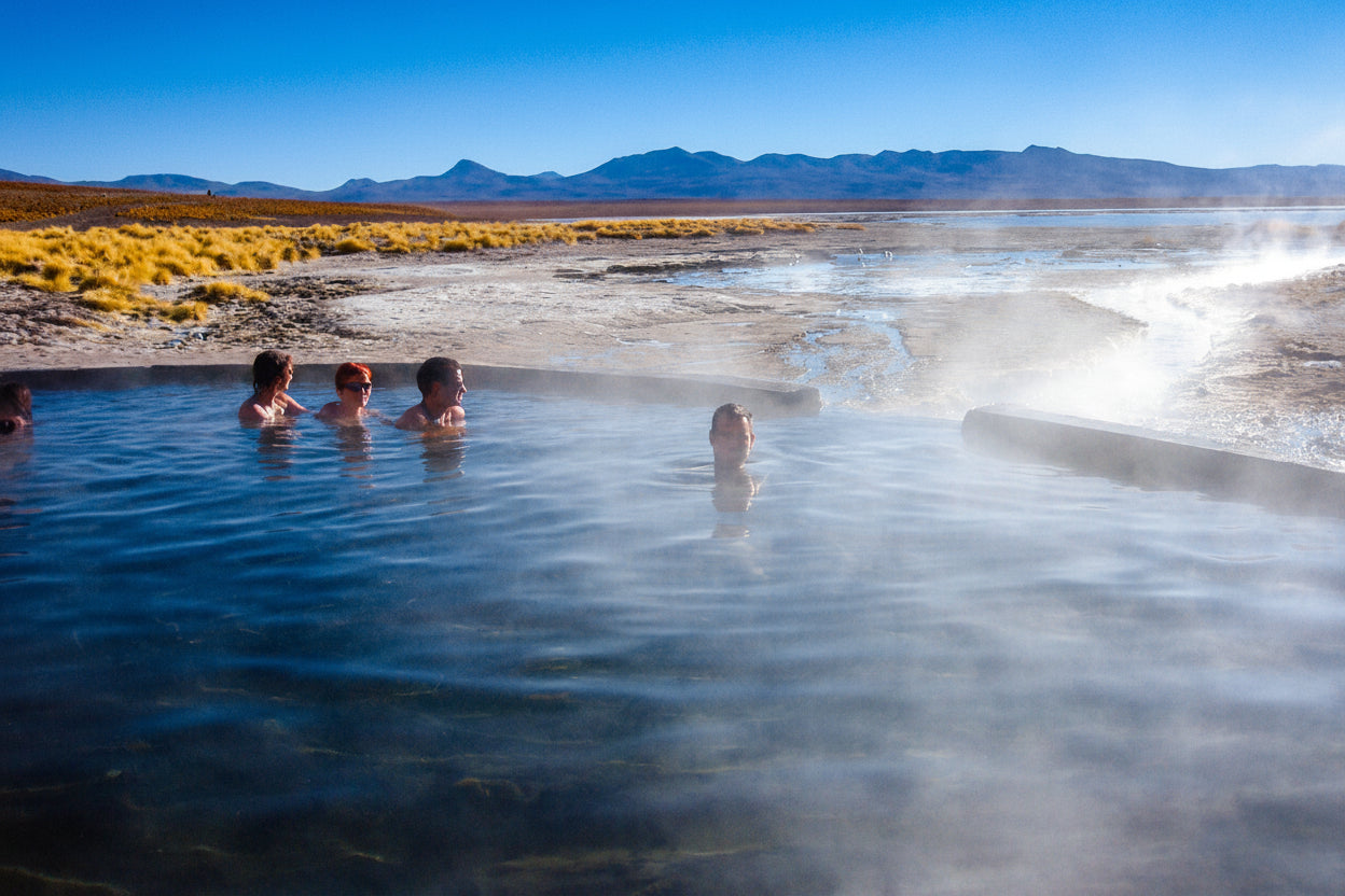 Relaxing experience in natural hot springs of the Bolivian Altiplano, surrounded by volcanic landscapes and the vastness of the Andes.