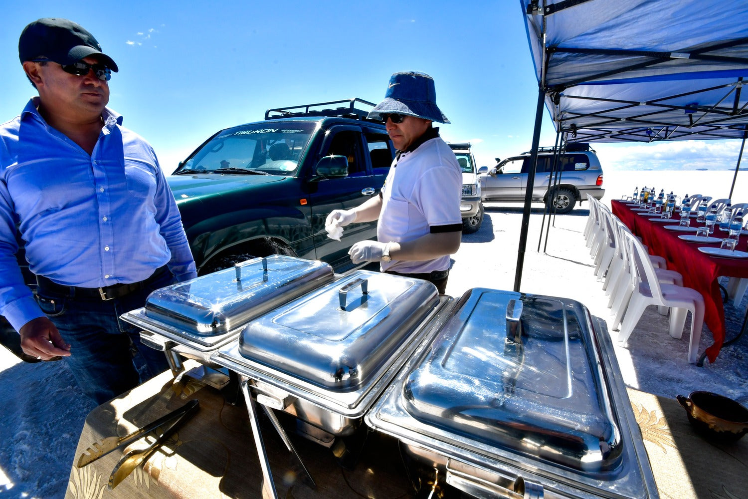 Organization of premium dining service in the Uyuni Salt Flats, where every detail is carefully arranged to offer travelers an exclusive experience. 