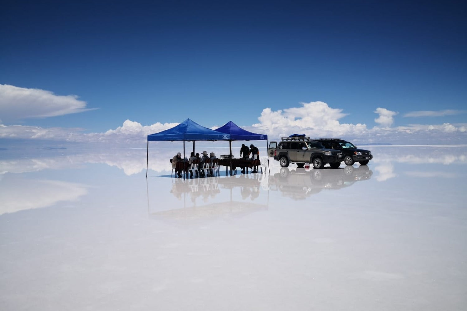 Exclusive experience in the middle of the Uyuni Salt Flats combining adventure, comfort, and gastronomy.