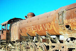 Rusting locomotive with “Así es la vida” graffiti at Uyuni Train Cemetery, Bolivia