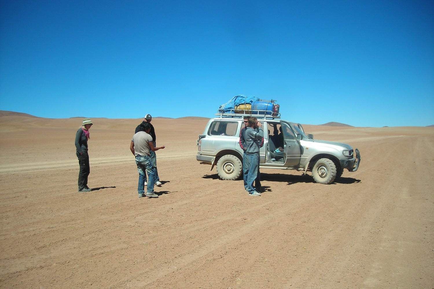 4WD expedition crossing the remote landscapes, a unique adventure experience among deserts, mountains, and endless roads.