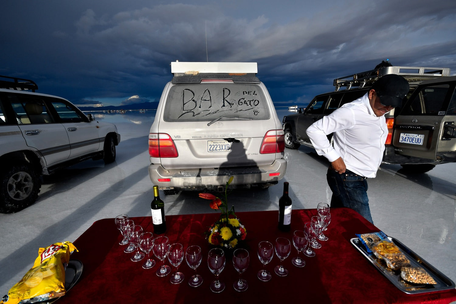 Wine and snacks in a spectacular setting surrounded by the vastness of the salt flats.