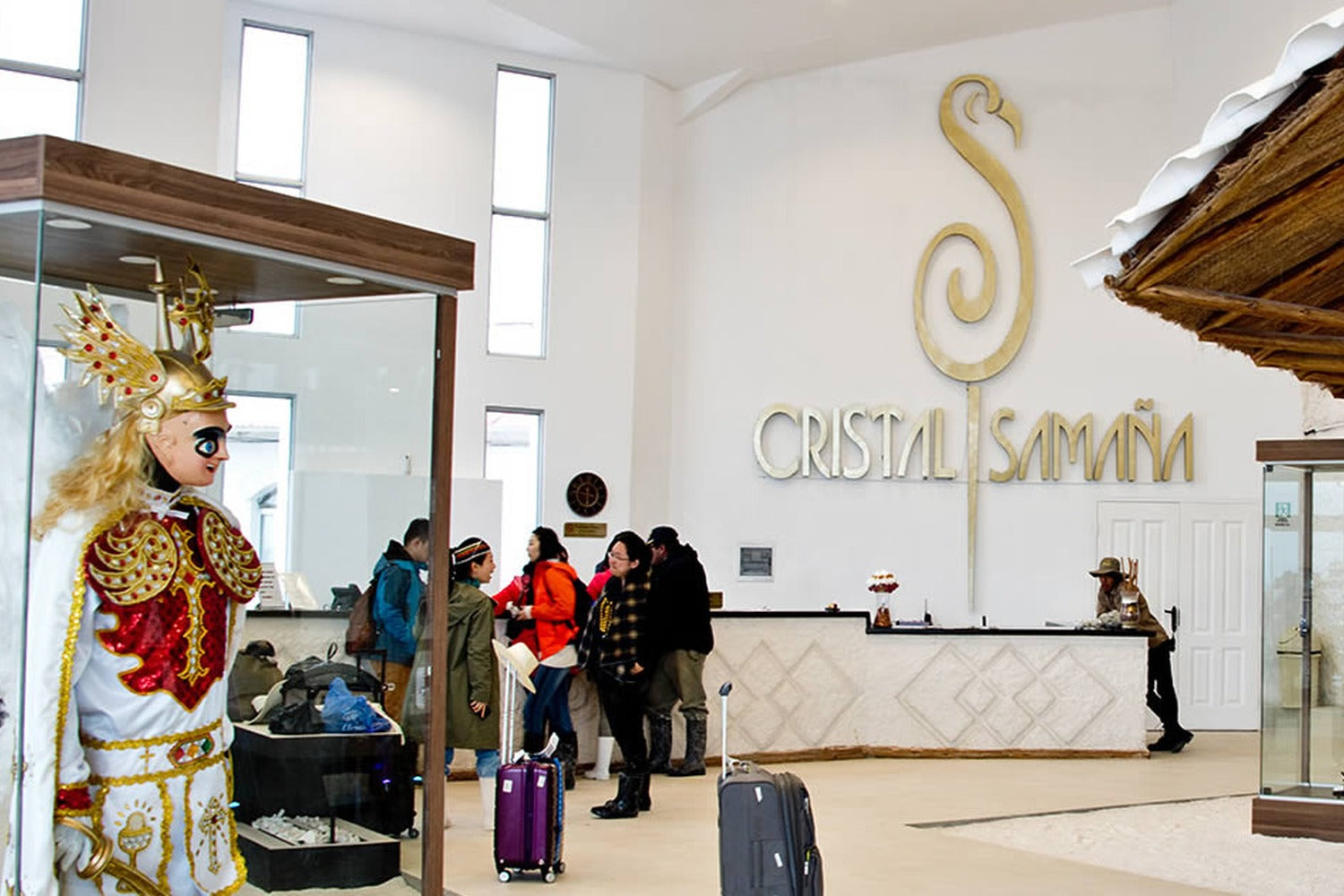 Reception area of Hotel Cristal Samaña, a modern accommodation in Uyuni that combines Andean hospitality, comfort, and contemporary design to welcome travelers from around the world.
